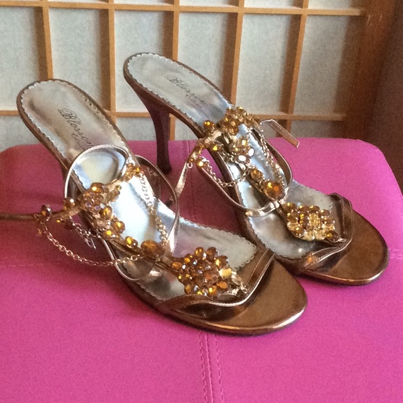 Gold sandals - Picture 1 of 3
